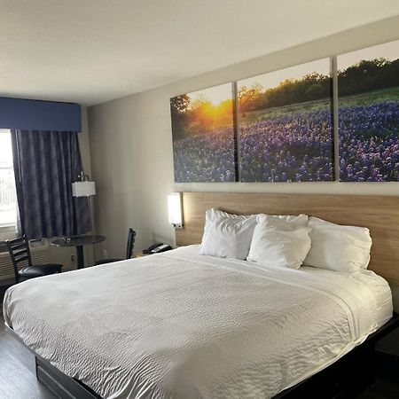 Days Inn By Wyndham San Antonio Southeast Frost Bank Center Exteriör bild