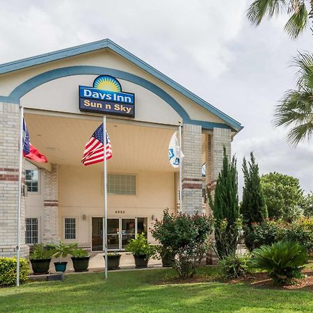 Days Inn By Wyndham San Antonio Southeast Frost Bank Center Exteriör bild