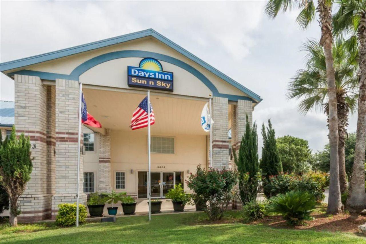 Days Inn By Wyndham San Antonio Southeast Frost Bank Center Exteriör bild