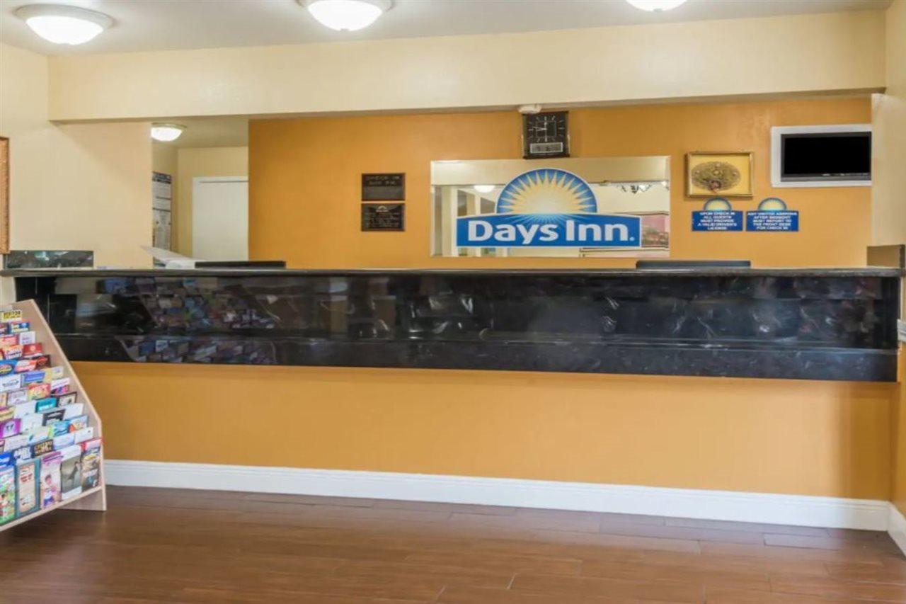 Days Inn By Wyndham San Antonio Southeast Frost Bank Center Exteriör bild
