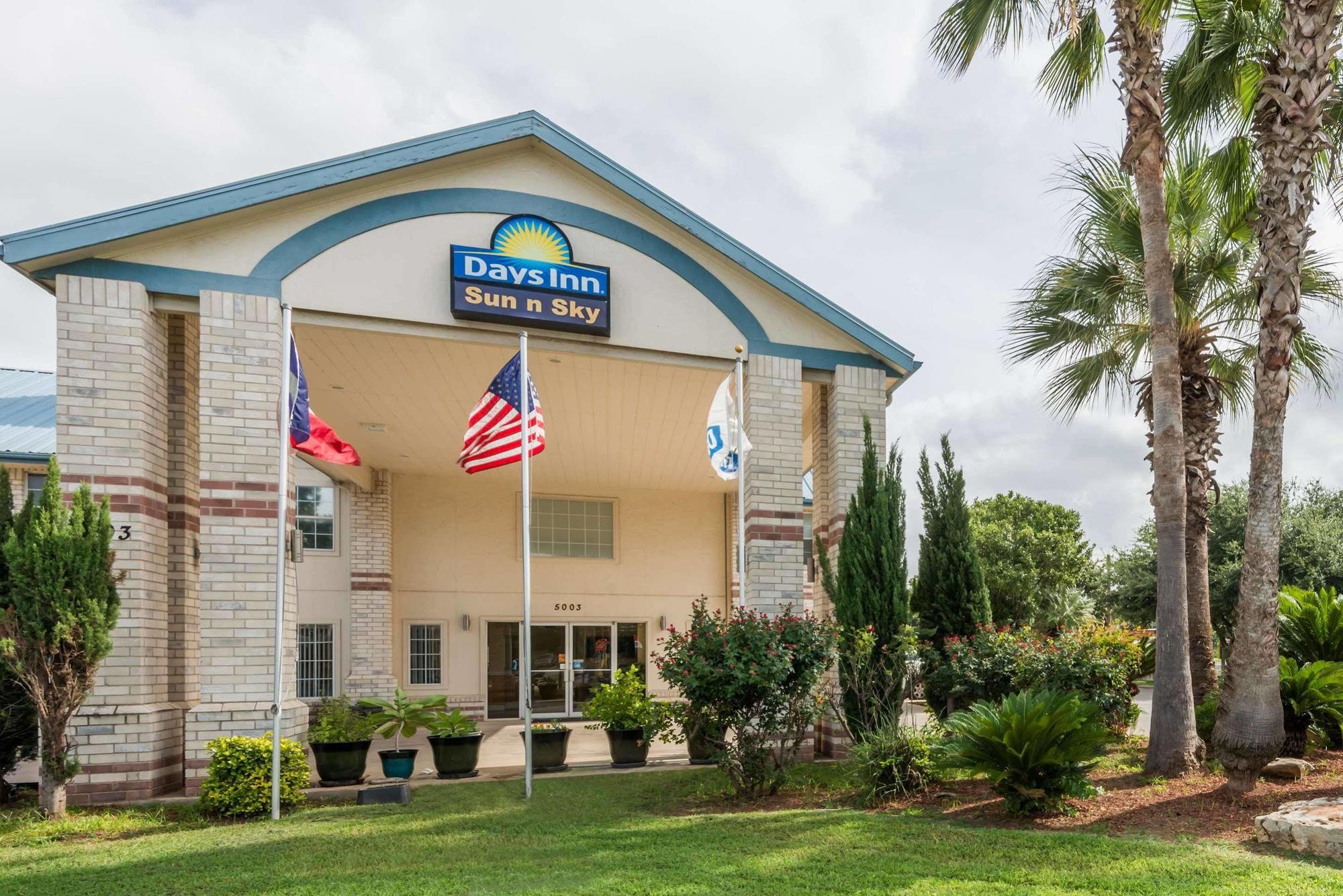 Days Inn By Wyndham San Antonio Southeast Frost Bank Center Exteriör bild