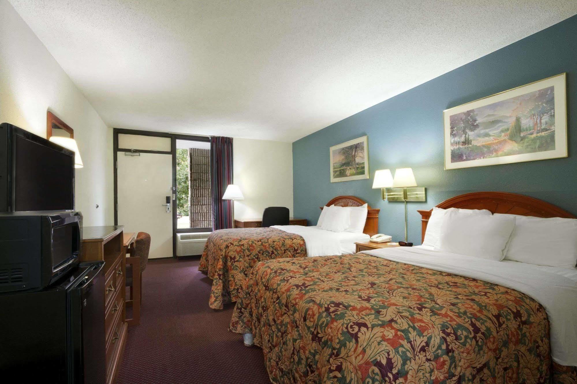 Days Inn By Wyndham San Antonio Southeast Frost Bank Center Exteriör bild