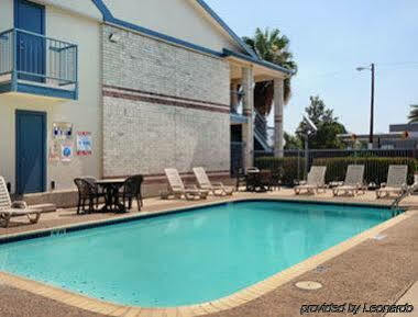 Days Inn By Wyndham San Antonio Southeast Frost Bank Center Exteriör bild